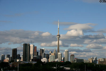 Toronto skyline with CN Tower from west. Toronto, ON.
