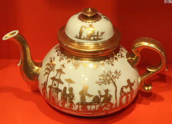 Meissen porcelain teapot decorated with Chinese scene using gold leaf (c1725) by Bartholomaus Seuter at Gardiner Museum. Toronto, ON.