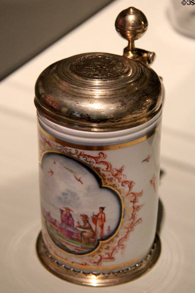 Meissen porcelain tankard with underglaze Chinese scene & with gilded lid (c1723-26) at Gardiner Museum. Toronto, ON.