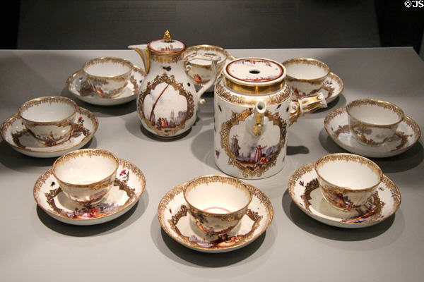 Meissen porcelain tea, coffee, chocolate service decorated with Oriental scenes in white quatrefoils (c1740) in private collection. ON.
