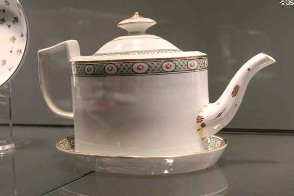 Bone china teapot & stand (pattern 25) (c1799-1800) by Minton of Stoke-on-Trent, England at Gardiner Museum. Toronto, ON.