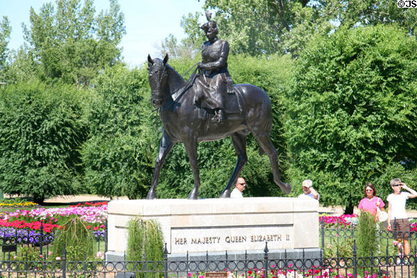 Queen's Golden Jubilee Statue (2005) by Susan Velder at Saskatchewan Legislature. Regina, SK.