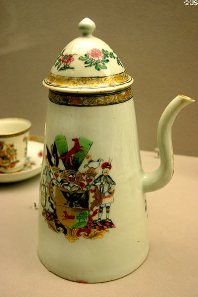 Porcelain coffee pot (1730-40) (Qing Dynasty) from Jingdezhen, China at Ariana Museum. Geneva, Switzerland.