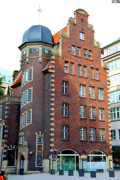 Hulbe-Haus (1910-11) with Dutch Renaissance facade & domed circular tower on Mönckebergstraße. Hamburg, Germany. Architect: Henry Grell.