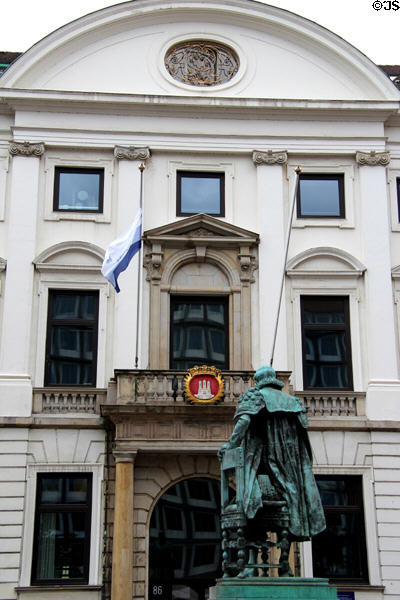 Entrance to Görtz Palais with statue of Mayor Carl Friedrich Petersen (1892) by Viktor Tilgner. Hamburg, Germany.