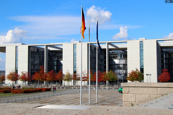 Paul Loebe Building (2001) parliamentary offices. Berlin, Germany. Architect: Stephan Braunfels.