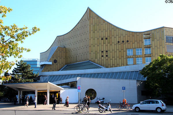 Berlin Philharmonie (1963) (Herbert-von-Karajan-Straße 1). Berlin, Germany. Architect: Hans Scharoun.