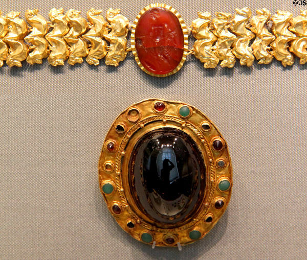 Gold plating oval brooch with sapphire (1stC CE) from Southern Russia under cameo bracelet at Altes Museum. Berlin, Germany.