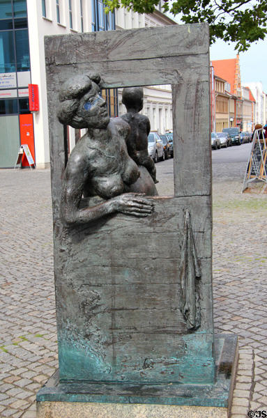 Waiting fisher woman with her child bronze sculpture by Jo Jastram. Greifswald, Germany.