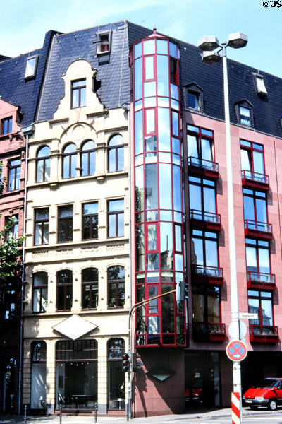 Corner building, near Römerturm, with modern & traditional elements on facade Raumd. Köln, Germany.