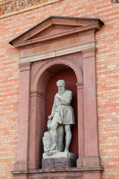 Statue of Michelangelo, Italian artist, in niche of original brick building at Hamburg Fine Arts Museum. Hamburg, Germany.