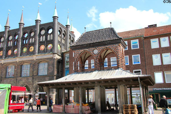 Small brick shelter in market square in front of New Chamber at Lübeck Rathaus. Lübeck, Germany.