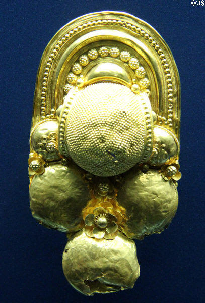 Greek or Italian gold jewelry (5th-4th C BCE) at Antikensammlungen. Munich, Germany.