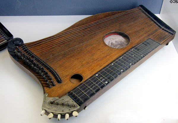 Diagonal zither (after 1885) by Carl Ferdinand Haupt from Dresden at Deutsches Museum. Munich, Germany.