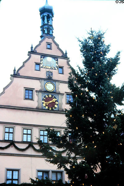 Ratstrinkstube (Councilors' Tavern) with town clock, sundial & date display overlooking market square. Rothenburg ob der Tauber, Germany.