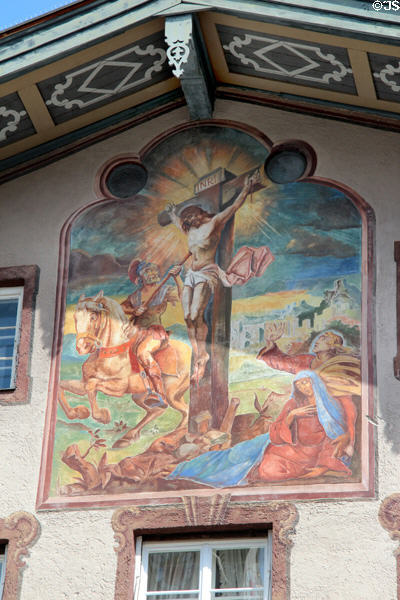 Painted crucifixion scene (33 Marktstraße|). Bad Tölz, Germany.