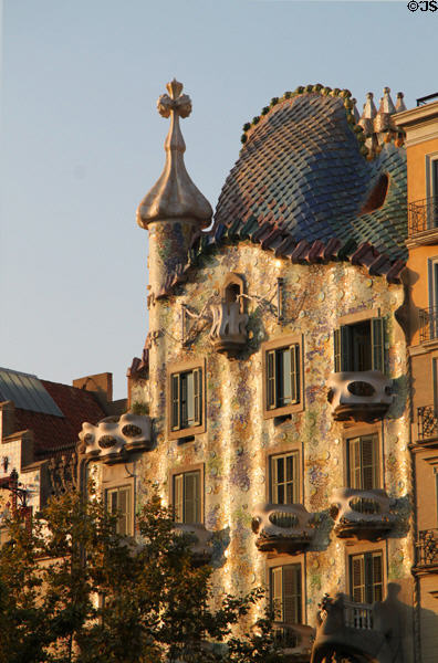 Gaudí's Casa Batlló uses curves everywhere on facade. Barcelona, Spain.
