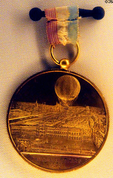 Medal souvenir of balloon over Paris from Universal Exposition of Paris (1878) by Charles Trotin at Museu Nacional d'Art de Catalunya. Barcelona, Spain.