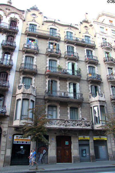 Casa Jaume Larceguí (1907) (Balmes 83). Barcelona, Spain. Architect: Eduard Mercader i Sacanella.