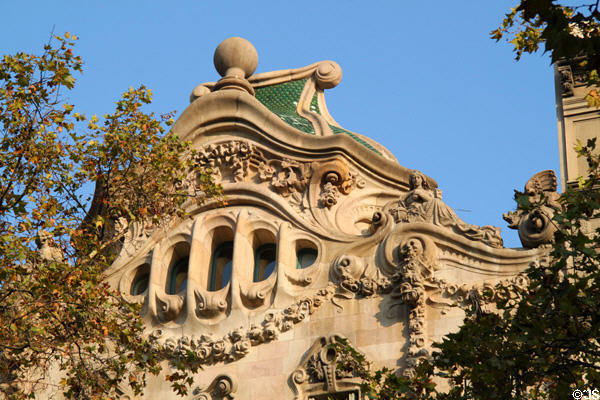 Casa Comalat (Avinguda Diagonal, 442 / Còrsega, 316). Barcelona, Spain. Style: Modernista. Architect: Salvador Valeri Pupurull.