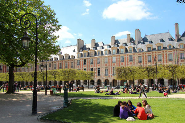 Place des Vosges residences circles a park. Paris, France.
