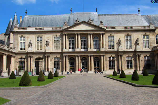 Courtyard of Hôtel de Soubise (Musée des Archives Nationales) (1708) (60 Rue des Francs Bourgeois). Paris, France. Architect: Nicolas-Alexis Delamair.