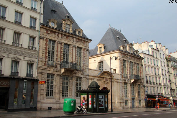 Hotel de Mayenne (21 Rue Saint-Antoine) with Presse stand. Paris, France.