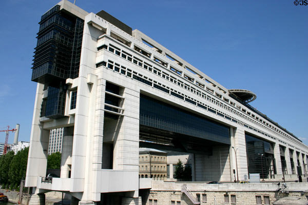 Embarcadère du Ministère des Finances (1989) at Quai de Rapée. Paris, France. Architect: Paul Chemetov, Dorja Huidobro & Emile Duhart Harosteguy.