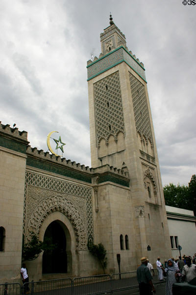 Minaret of Grand Mosque of Paris. Paris, France.