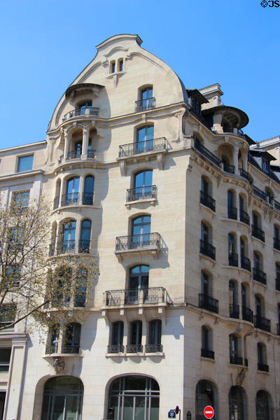 Art Nouveau building (Ave. Kleber at rue de Presbourg). Paris, France.