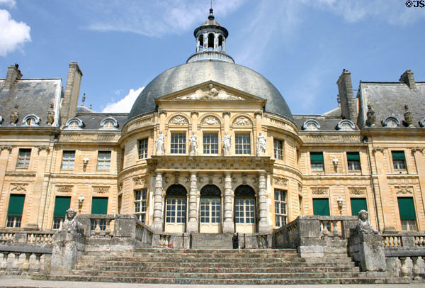 Vaux-le-Vicomte chateau (1656-61). Melun, France. Style: Baroque. Architect: Louis Le Vau.