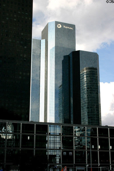 Coupole Total tower (1985) at La Défense. Paris, France. Architect: Webb, Zerafa, Menkès & Houdsen; plus Roger Saubot & François Jullien.