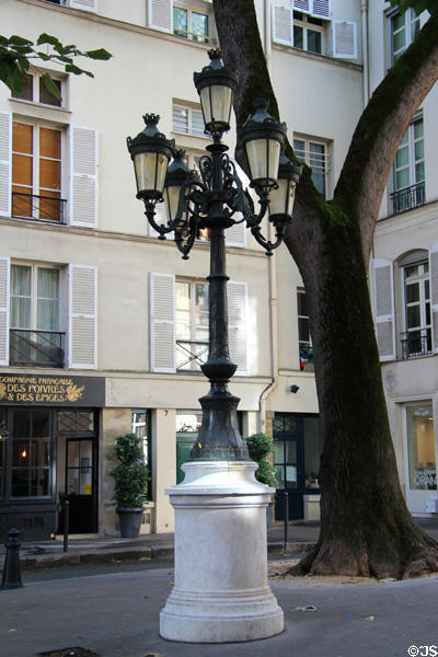 Street lamp in St-Germain-des-Prés neighborhood. Paris, France.