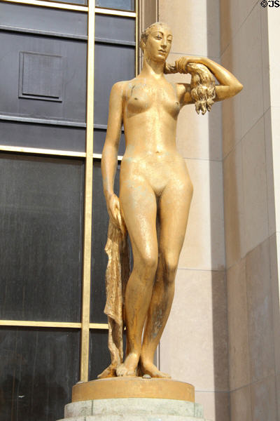 Le Matin sculpture (1937) by Jean Paris (aka Pryas) at Palais de Chaillot. Paris, France.