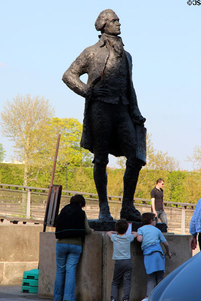 Thomas Jefferson monument (2006) by Jean Cardot on Quai Anatole France. Paris, France.