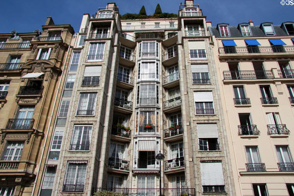 Apartment building with undulating facade decorated with various tiles (c1904) (25 bis rue Franklin). Paris, France. Architect: Auguste Perret & Gustave Perret.