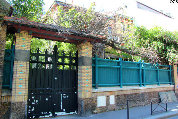 Privacy wall at Hôtel Roszé (1891) (34 rue Boileau). Paris, France. Architect: Hector Guimard.