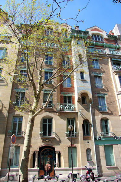 Castel Béranger Hector Guimard (1895-8) (12-14 rue Jean-de-La-Fontaine). Paris, France. Architect: Hector Guimard.