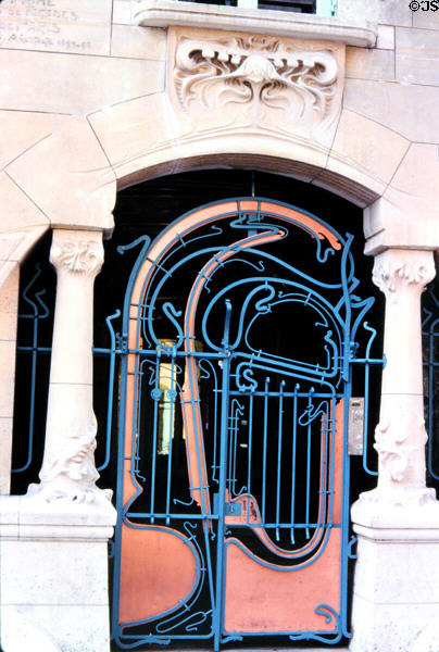 Entrance gate at Castel Béranger Hector Guimard (1895-8) (12-14 rue Jean-de-La-Fontaine). Paris, France. Architect: Hector Guimard.