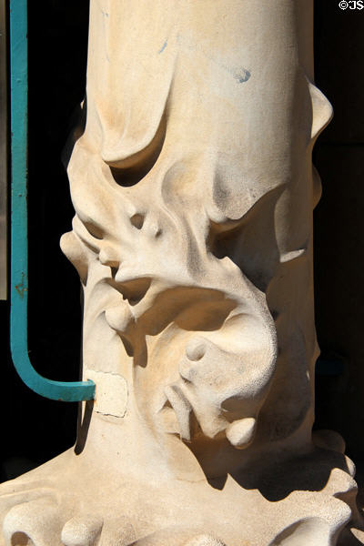 Sculpted pillar at Castel Béranger Hector Guimard (1895-8) (12-14 rue Jean-de-La-Fontaine). Paris, France. Architect: Hector Guimard.