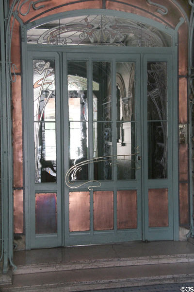 Entrance door at Castel Béranger Hector Guimard (1895-8) (12-14 rue Jean-de-La-Fontaine). Paris, France. Architect: Hector Guimard.