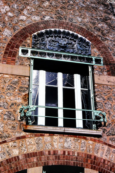 Courtyard facade window arch detail at Castel Béranger Hector Guimard (1895-8) (12-14 rue Jean-de-La-Fontaine). Paris, France. Architect: Hector Guimard.