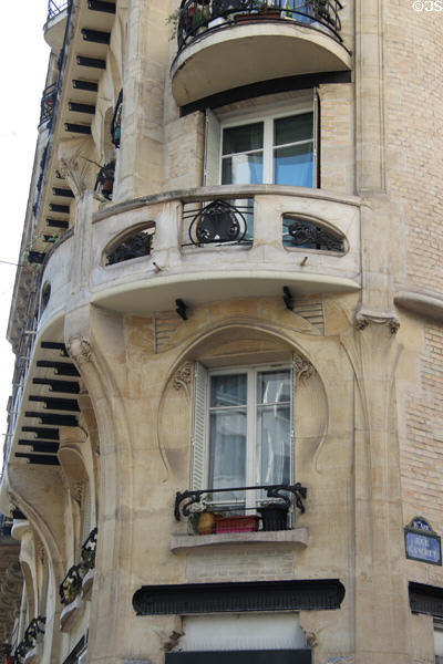 Shape transitions at Immeuble Jassedé (1903-5) (142 ave. de Versailles). Paris, France. Architect: Hector Guimard.