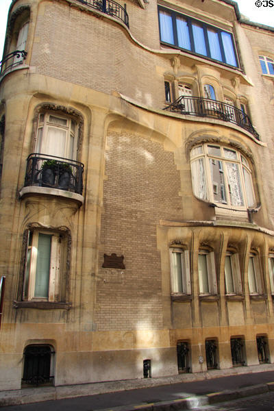 Art Nouveau facade details at Hôtel Guimard (1909-12) (122 ave. Mozart). Paris, France. Architect: Hector Guimard.