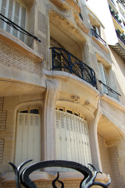 Hôtel Mezzara (1910) (60 rue Jean de la Fontaine). Paris, France. Architect: Hector Guimard.