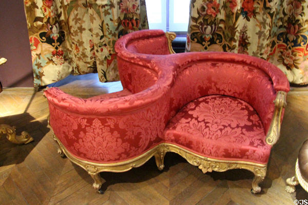 Circular chair for three (Indiscret) in Second Empire style covered in silk damask (1852-70) by Benjamin Deguil & Benjamin-Paul Ramillon at Museum of Decorative Arts. Paris, France.