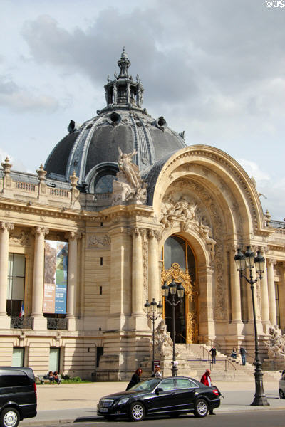 Petit-Palais built for Paris Exposition Universelle of 1900, now a museum of fine arts run by City of Paris. Paris, France. Architect: Charles Girault.