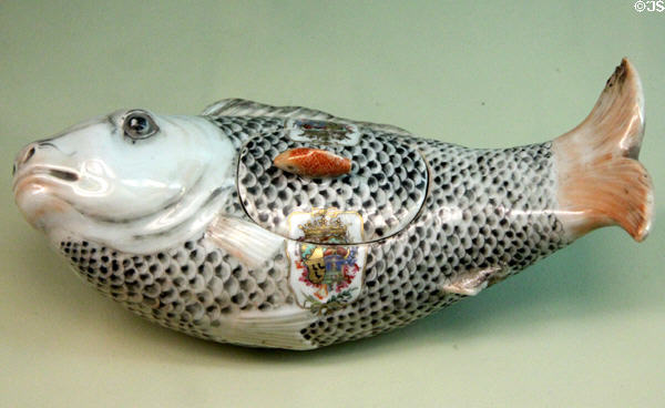 Chinese porcelain fish container (18thC) from Jingdezhen at Sèvres National Ceramic Museum. Paris, France.