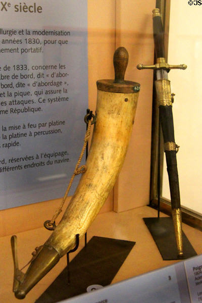 Powder horn (1807-52) & marine officers dagger (1804-15) at Musée de la Marine. Paris, France.