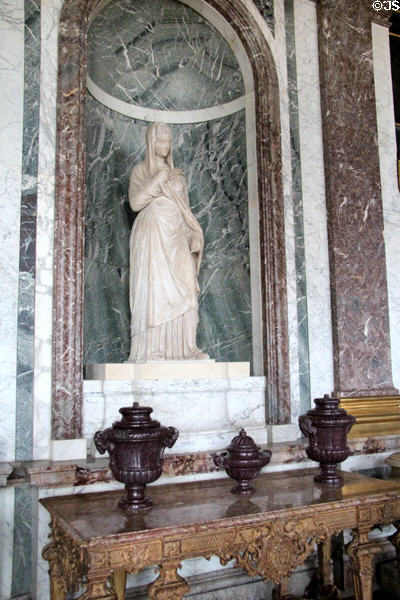 Statue in niche & porphyry stone vases in Hall of Mirrors at Versailles Palace. Versailles, France.